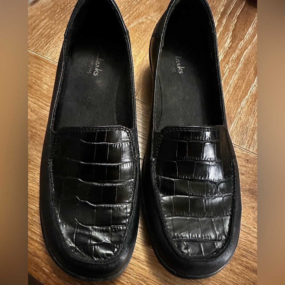 Clarks Black Leather Croc Emobossed Loafers Flats Size 8